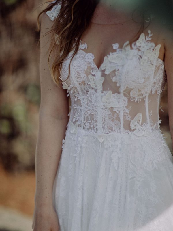 Verträumtes, sexy Brautkleid mit 3D Spitze und Schmetterlingen