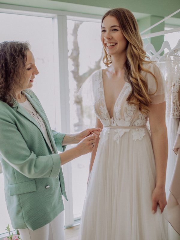 Brautkleid Fleur Verspieltes Brautkleid mit floraler Spitze und Tüll von Fräulein Liebe