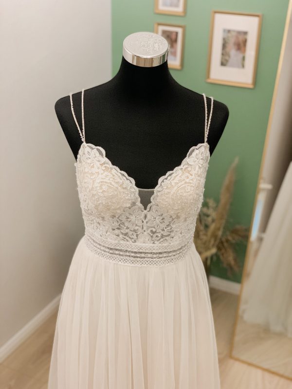 Romantisches Brautkleid mit Perlen und dezentem Tüllrock