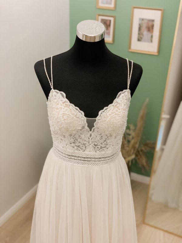 Brautkleid Jette Romantisches Brautkleid mit Perlen und dezentem Tüllrock