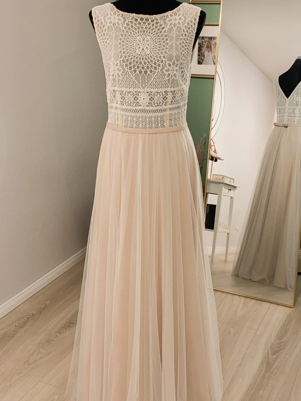 Brautkleid Kaya Brautkleid mit Häkelspitze in blush/peach