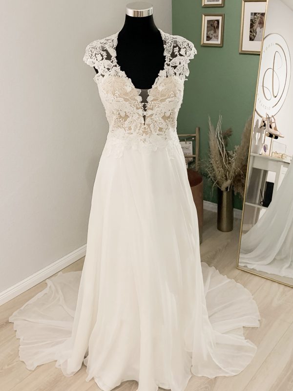 Romantisches Brautkleid mit floraler Spitze und Chiffon-Rock