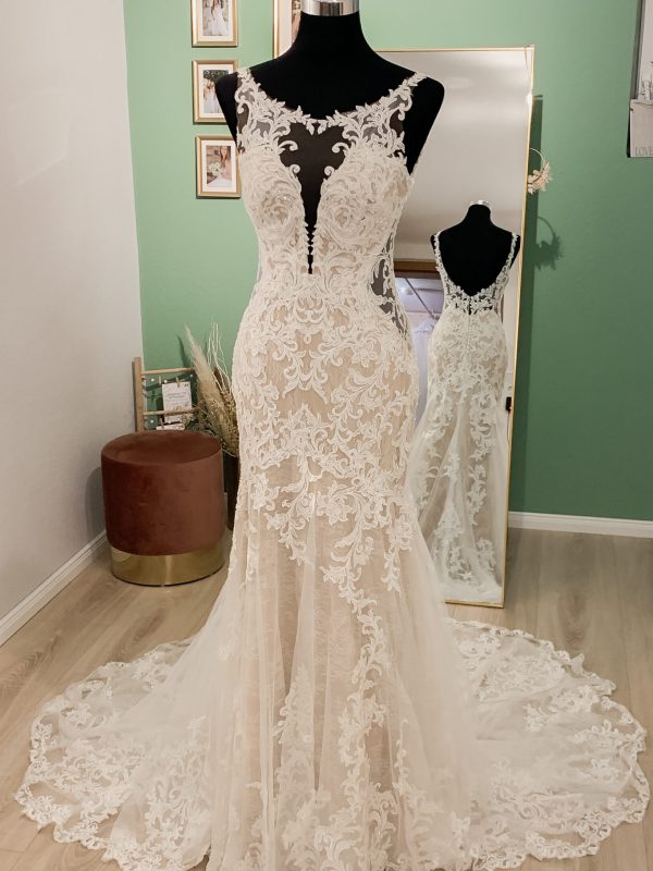 Brautkleid Ivy Sehr besonderes Fit'n Flare Kleid von Essense of Australia mit toller Schleppe.