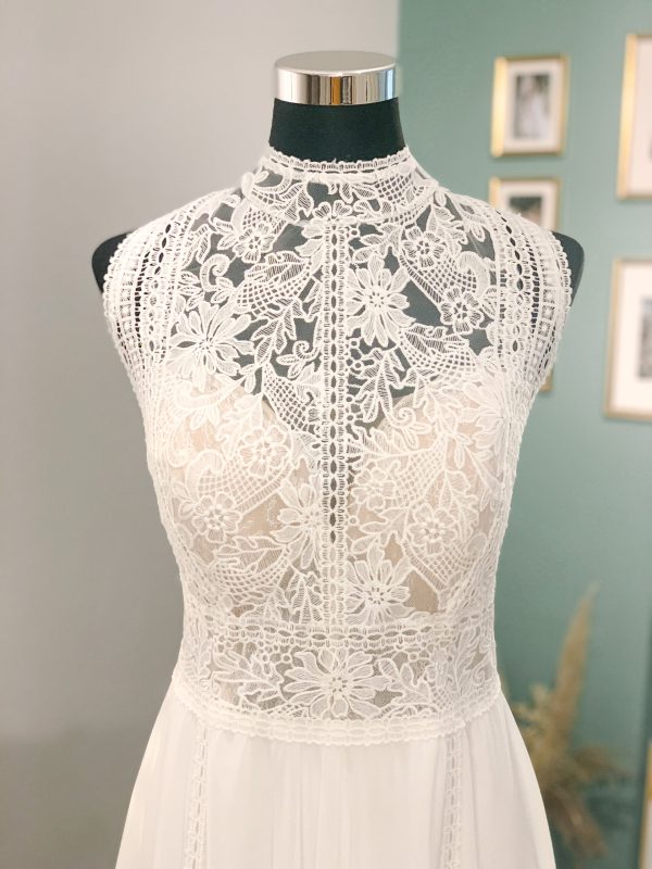 Brautkleid Johanna Wunderschönes Curvy-Brautkleid mit einem Neckholder-Oberteil aus Spitze und Schlüsselloch-Optik am Rücken. Fließender Rock aus Chiffon.