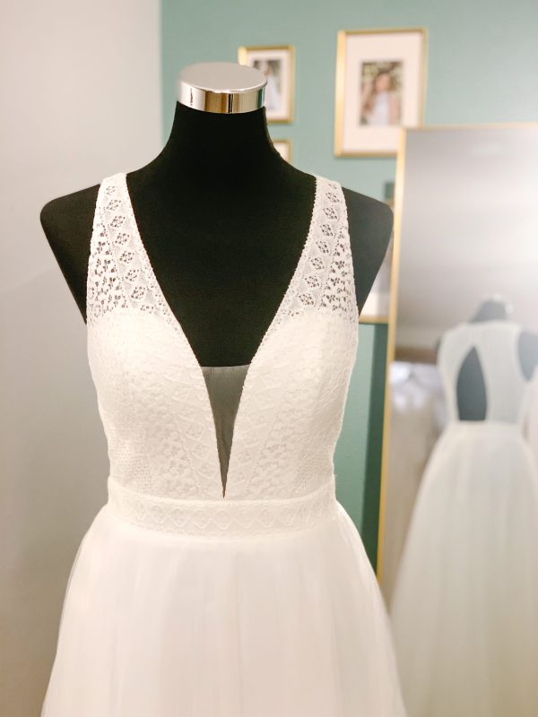 Brautkleid Kristin Brautkleid mit Tüllrock, Häkelspitze und Rücken mit Schlüssellochoptik von Kleemeier.