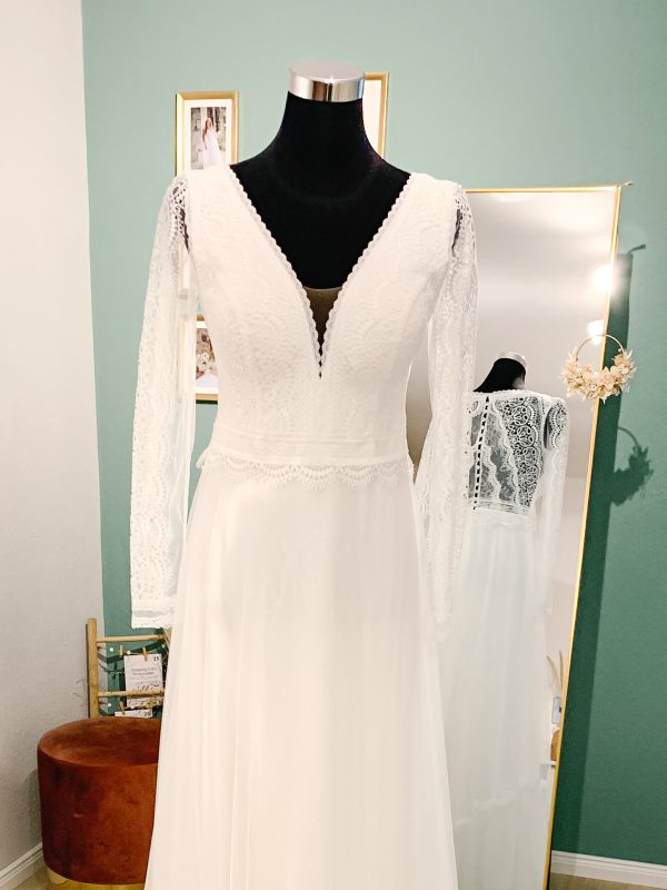 Brautkleid Luna Traumhaft schönes Brautkleid von Monica Loretti. Leichter Softtüllrock, Spitzenbesetztes Oberteil mit Spitzenärmeln. Knopfleiste am Rücken bis in den Nacken.